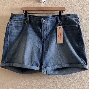 Levi’s Relaxed Short Mid Rise Size 24W NWT